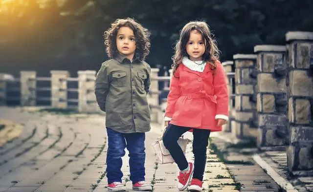 和孩子一起玩些有身体接触的竞争性的游戏