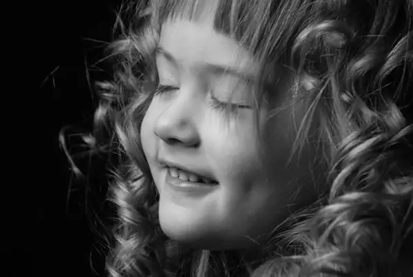 2022年10月2日九月初七出生的女孩五行命理解析,补火取名旺运